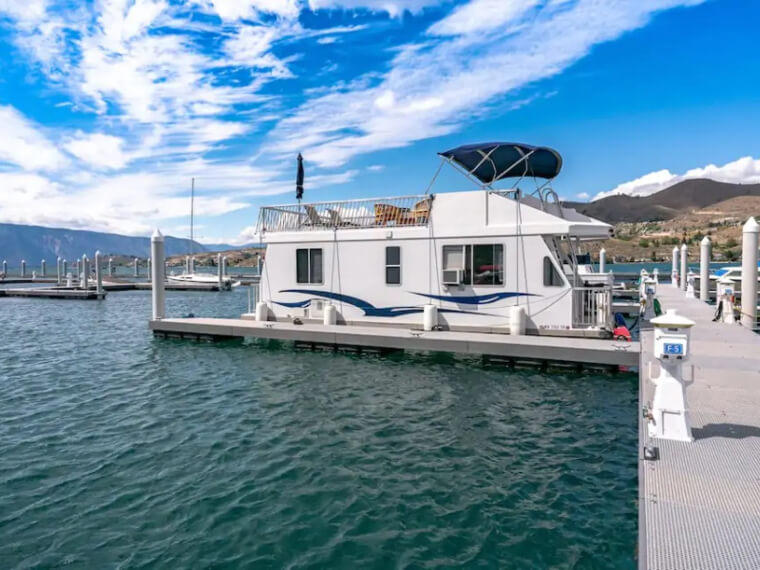 Lake Chelan Houseboat - Chelan, Washington