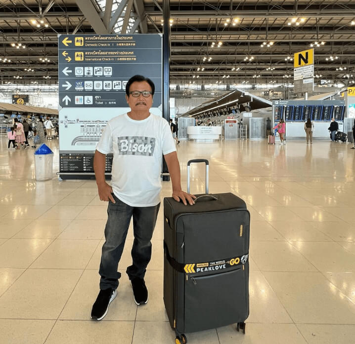 Use a Luggage Strap to Identify Your Bags
