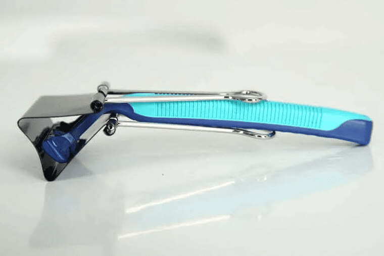 Use a Binder Clip as a Razor Cover